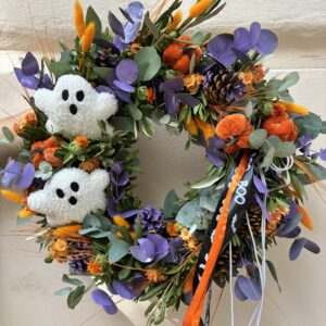 Halloweenský věnec s plyšovými duchy, fialovými a oranžovými květy a stuhami BOO