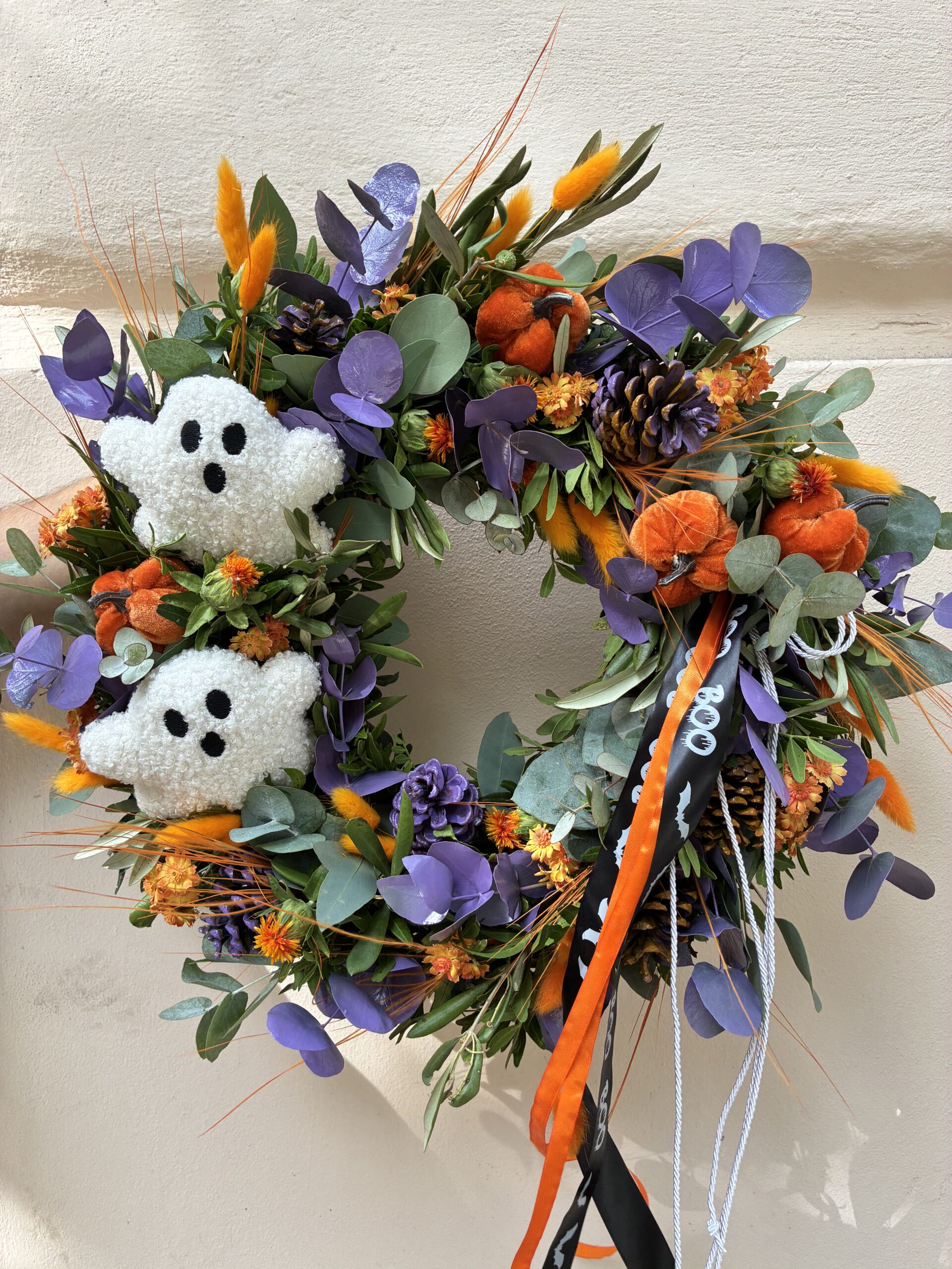 Halloweenský věnec s plyšovými duchy, fialovými a oranžovými květy a stuhami BOO
