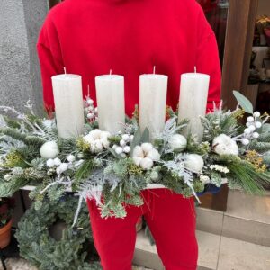 Podlouhlý adventní svícen se čtyřmi bílými svíčkami a bavlnou
