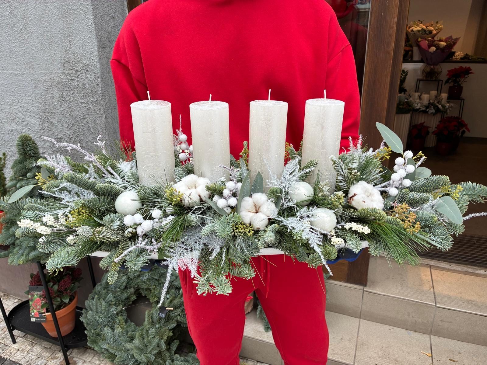 Podlouhlý adventní svícen se čtyřmi bílými svíčkami a bavlnou