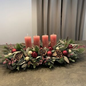 Podlouhlý adventní svícen se čtyřmi starorůžovými svíčkami a sušenými lotosy