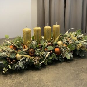 Podlouhlý adventní svícen se čtyřmi zlatými svíčkami a měděnými baňkami