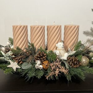 Podlouhlý adventní svícen se čtyřmi béžovými točenými svíčkami a šiškami
