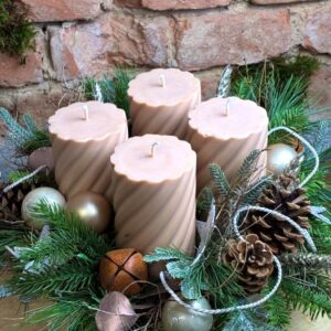 Adventní věnec se čtyřmi béžovými točenými svíčkami, šiškami a rolničkou