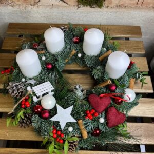 Adventní věnec s bílými svíčkami, červenými srdíčky a bílou hvězdou