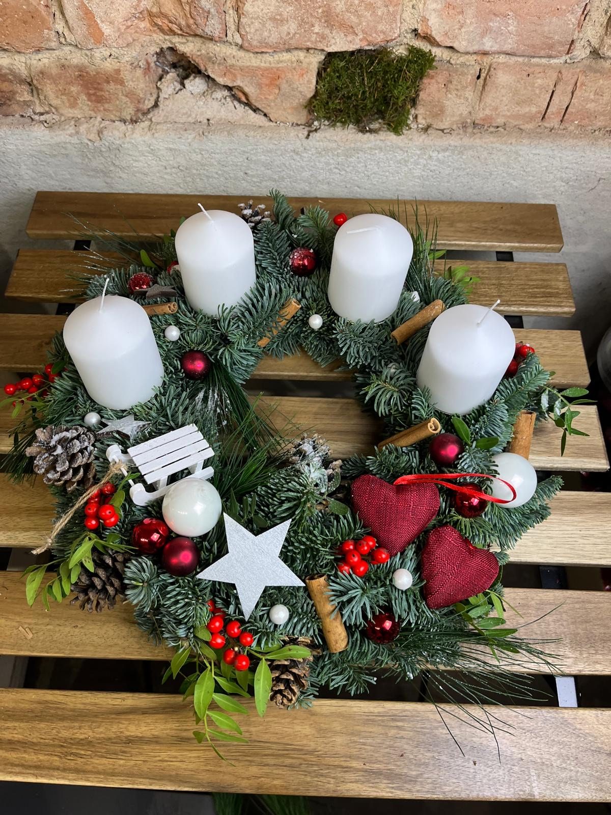 Adventní věnec s bílými svíčkami, červenými srdíčky a bílou hvězdou