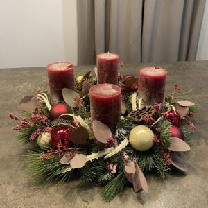 Adventní věnec se čtyřmi vínovými svíčkami, lotosy a eukalyptem