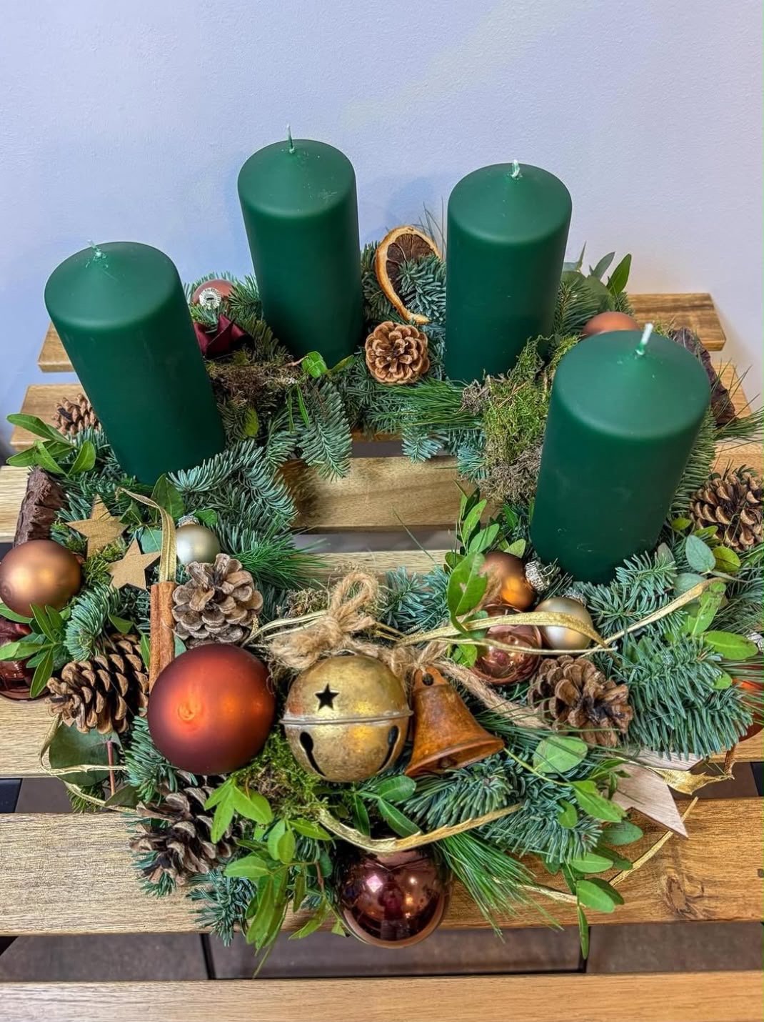 Adventní věnec se čtyřmi zelenými svíčkami, rolničkami a měděnými baňkami