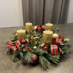 Adventní věnec se zlatými svíčkami, kostkovanou stuhou a zlatým jelínkem