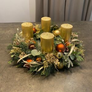 Adventní věnec se čtyřmi zlatými svíčkami a oranžovými baňkami