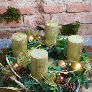 Adventní věnec se čtyřmi zlatými svíčkami, šiškami a mechem