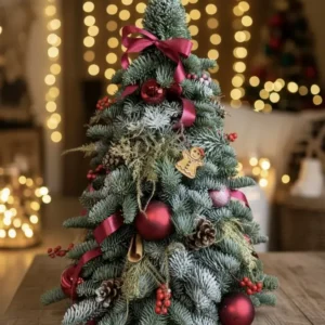 Stolní vánoční stromeček z jedle nobilis s červeným zdobením