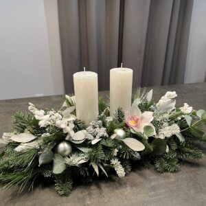 Oválný vánoční svícen se dvěma bílými svíčkami a květem orchideje